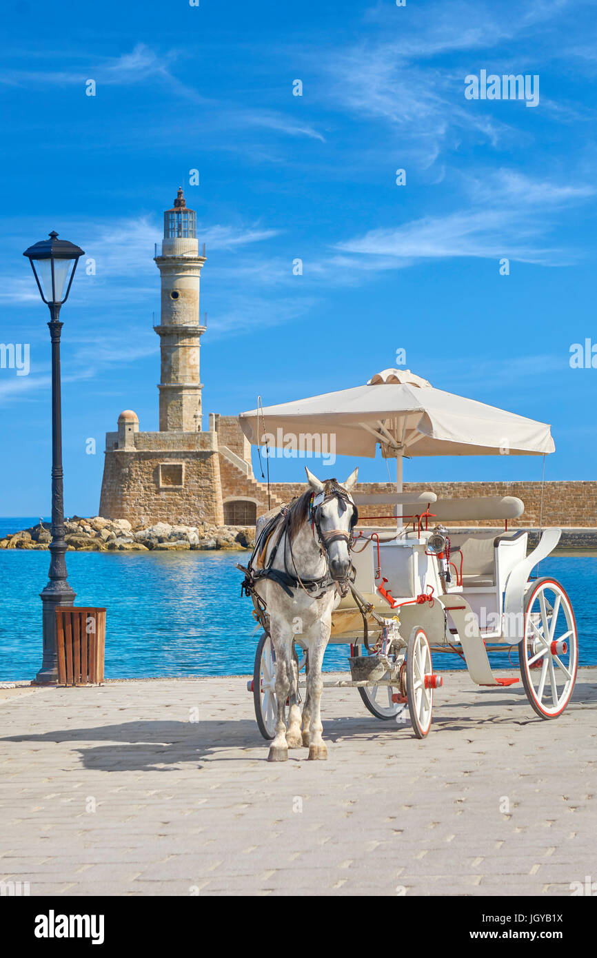 Chariot à cheval sur le port vénitien, phare en arrière-plan, la Canée, Crète, Grèce Banque D'Images