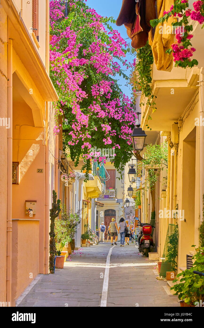 Rue de la vieille ville de Réthymnon avec des fleurs en décoration, l'île de Crète, Grèce Banque D'Images