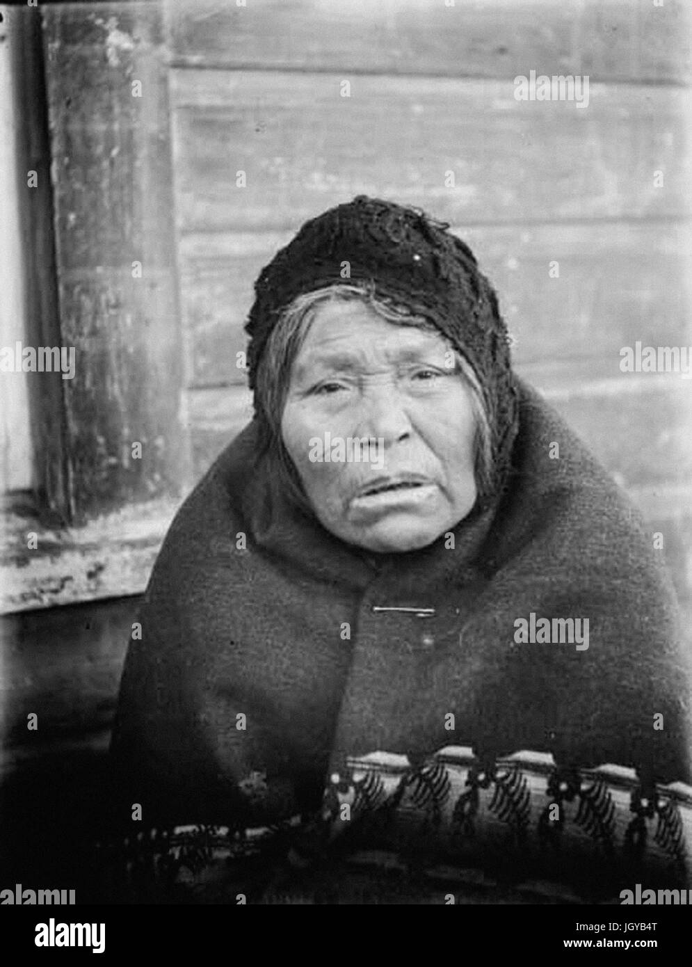 Les Makah et femme du nom de Mme Clallum Jackson, portant une casquette et une couverture, Neah Bay, Washington Banque D'Images