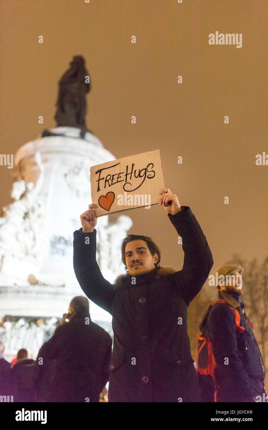 Free hugs place de la République. Hommage spontané à des victimes des attaques terroristes à Paris le 13 novembre 2015. Banque D'Images