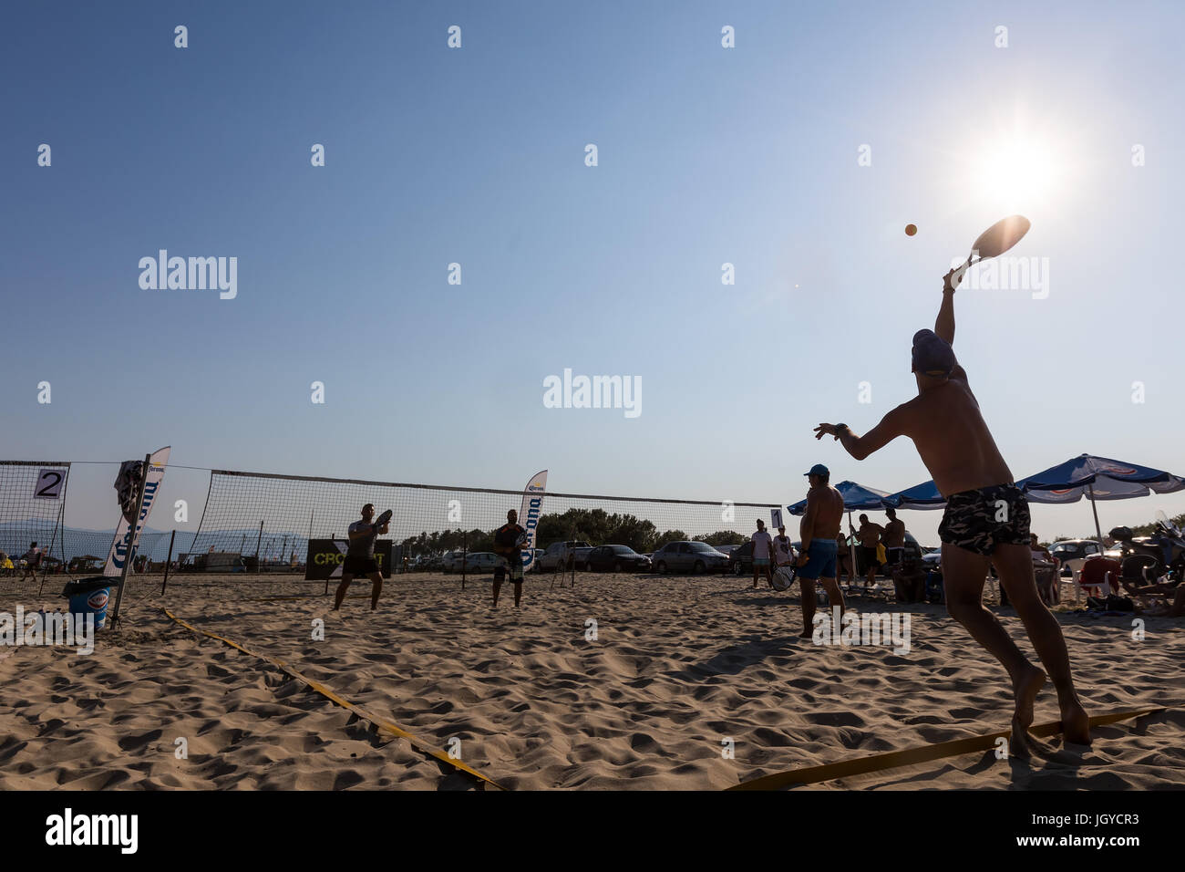 Xanthi, Grèce - Juillet 9, 2017 : des silhouettes d'acteurs non identifiés au cours du 1er tournoi de beach tennis blanc pour le championnat local sur l'Eras Banque D'Images