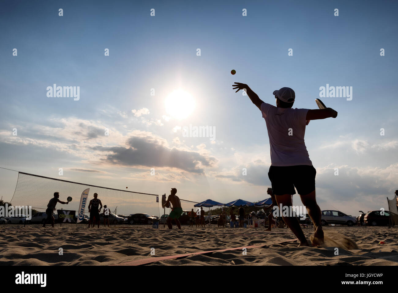 Xanthi, Grèce - Juillet 9, 2017 : des silhouettes d'acteurs non identifiés au cours du 1er tournoi de beach tennis blanc pour le championnat local sur l'Eras Banque D'Images