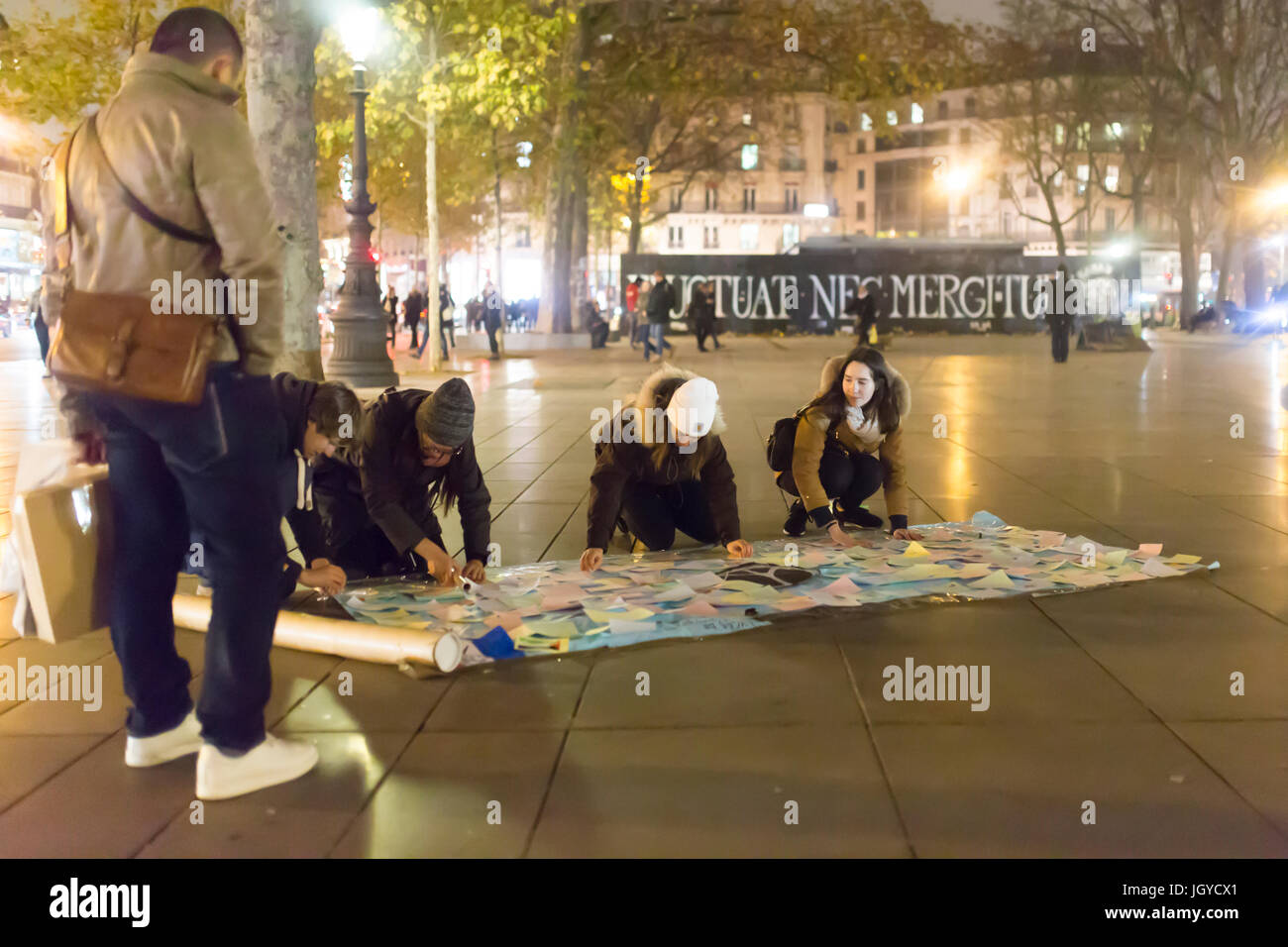 Les gens de prendre une bannière. hommage aux victimes des attaques terroristes à Paris le 13 novembre 2015. Banque D'Images