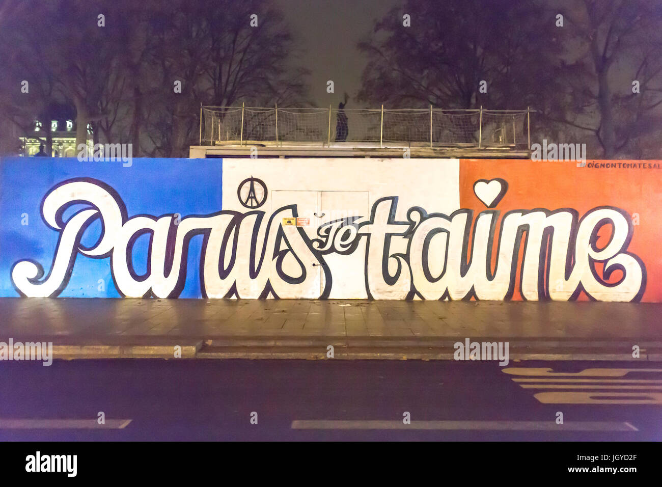 Peinture place de la république disant en bleu blanc rouge : Paris je t'aime.. Hommage aux victimes des attaques terroristes du 13 novembre 2015. Banque D'Images