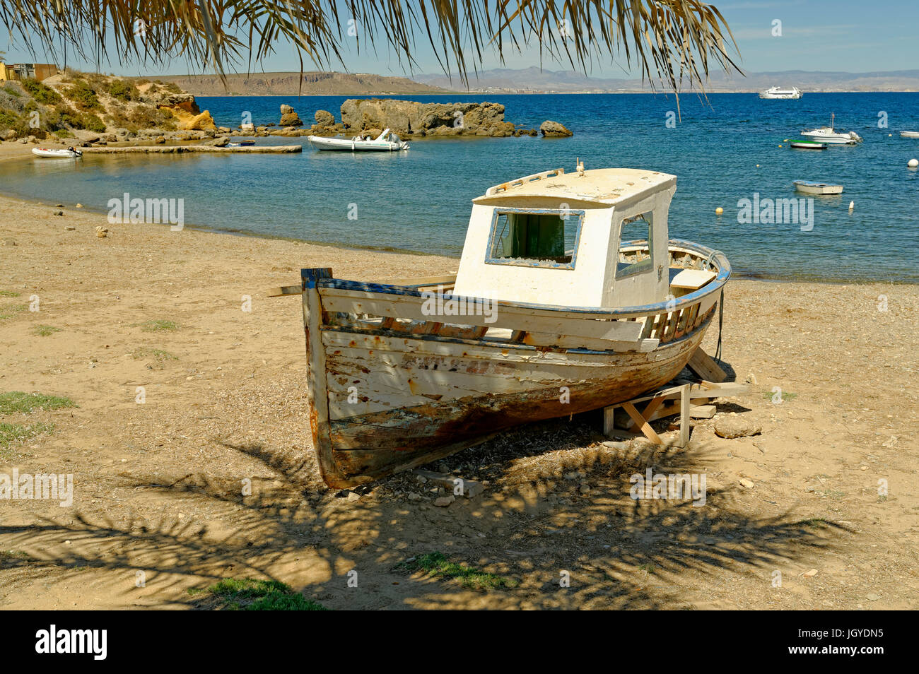 Vieux bateau de pêche sur la plage à l'île de Tabarca port naturel près de Alicante Espagne Banque D'Images