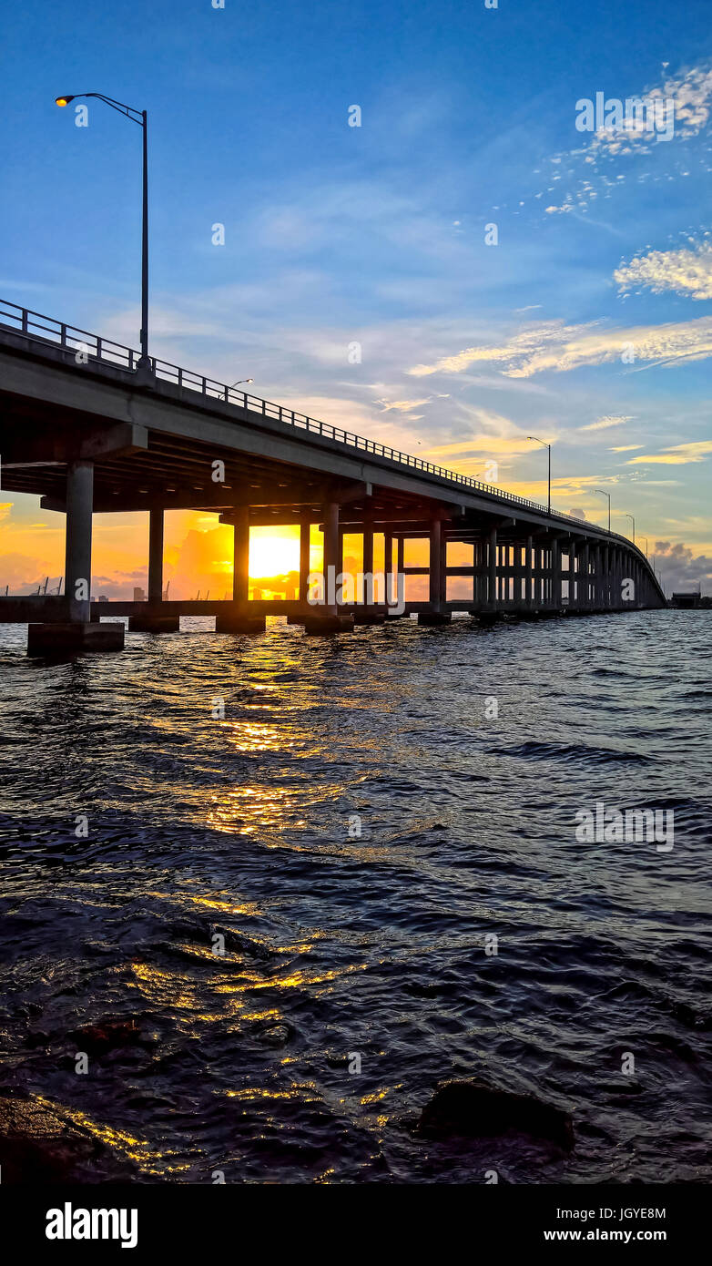 Lever du soleil sur la baie de Biscayne. Miami. La Floride. USA. Banque D'Images