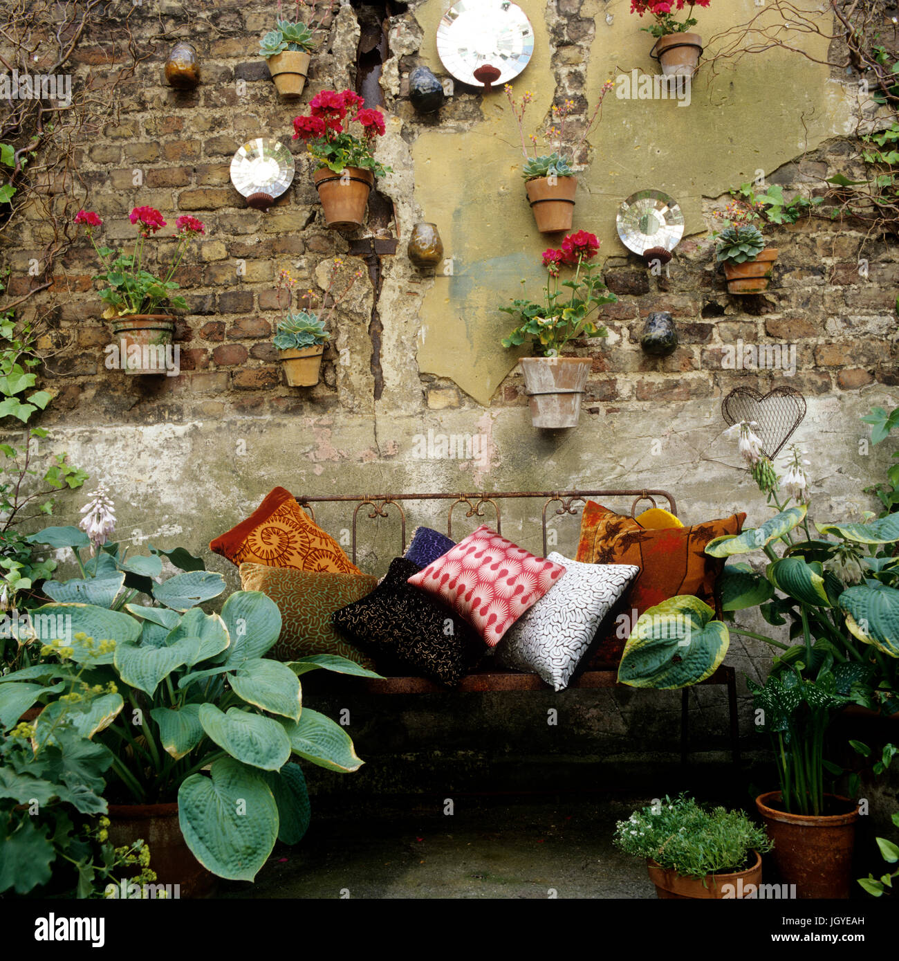 Siège extérieur entouré de plantes Banque D'Images