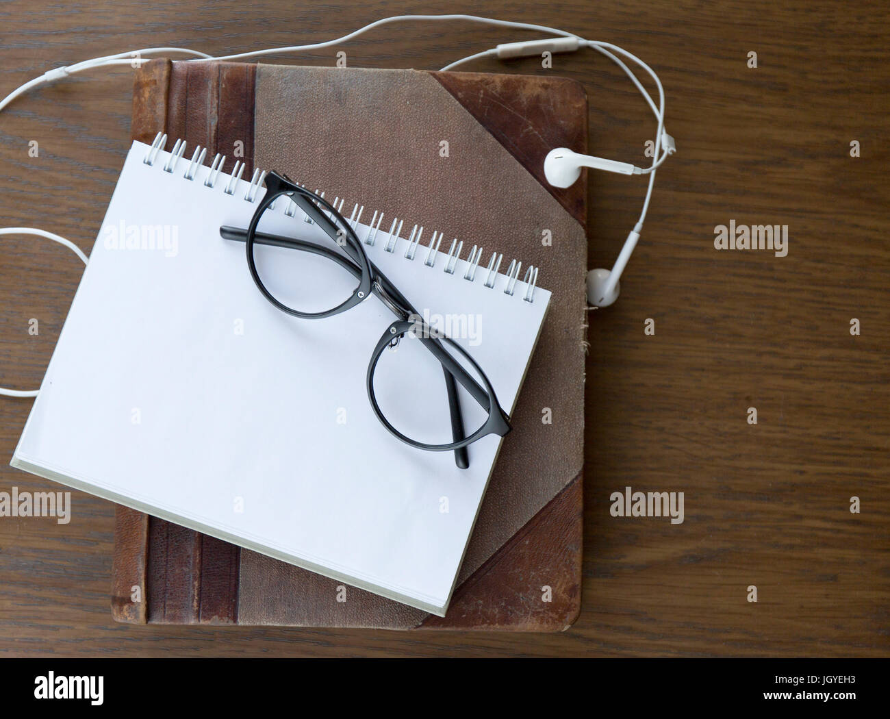La maquette de l'art portable avec un casque et lunettes. Vue d'en haut. Place pour le texte. Banque D'Images