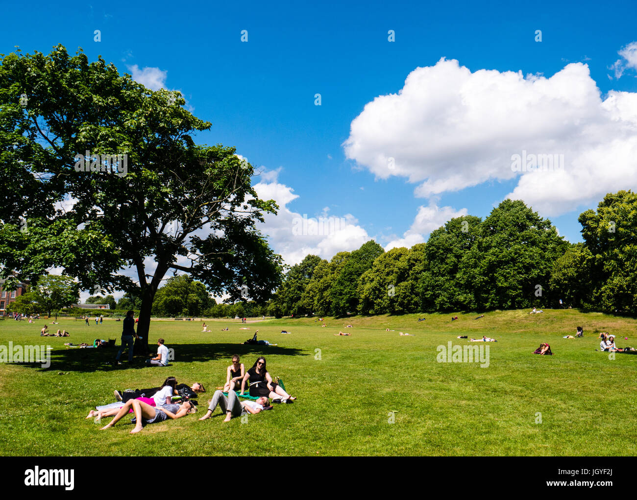 Les gens se détendre dans les jardins de Kensington, Londres, Angleterre, RU, FR Banque D'Images