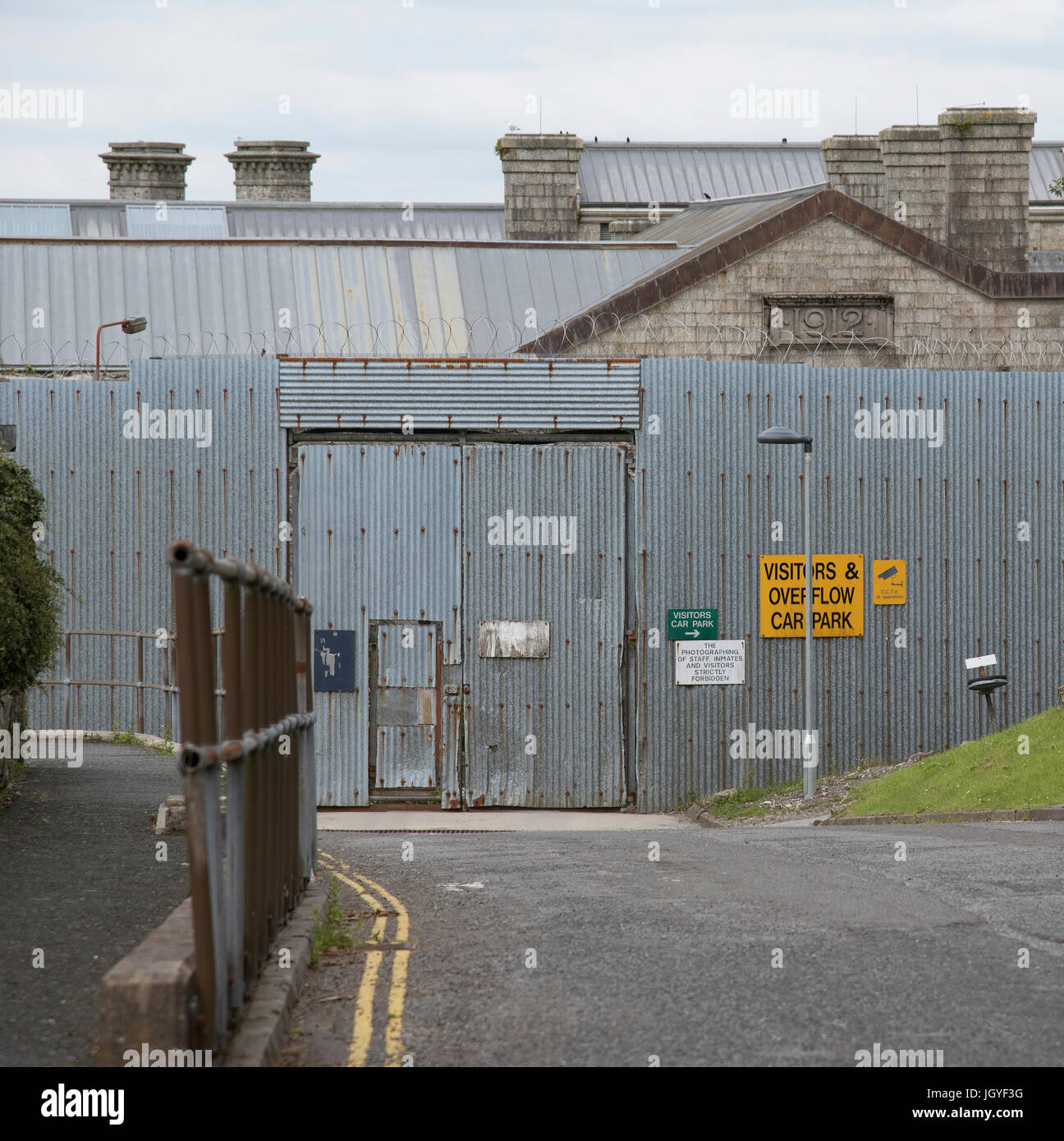 Clôture de sécurité métallique entoure Dartmoor HMP À Princetown Devon England UK Banque D'Images