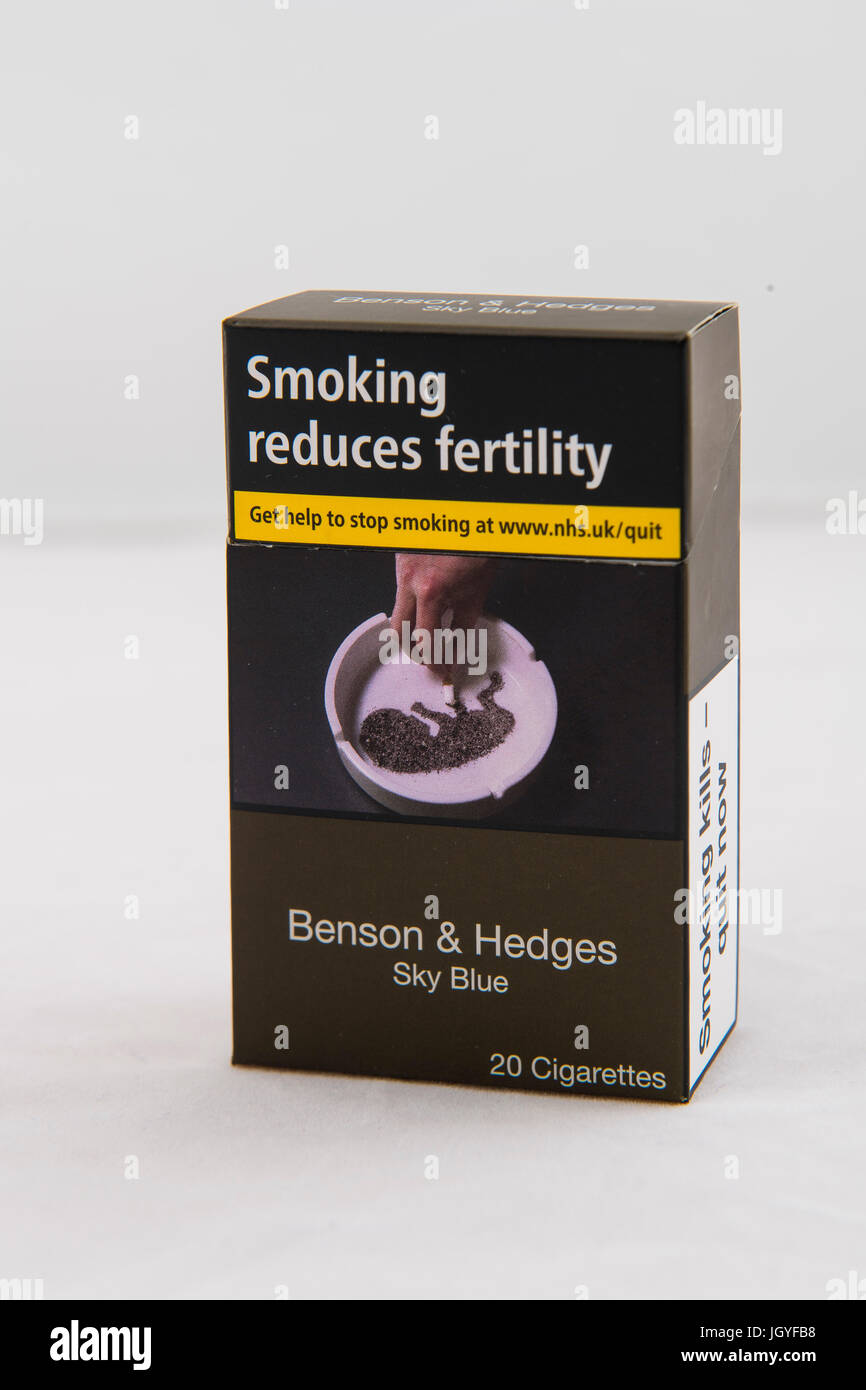 où acheter des cigarettes en angleterre L'emballage des cigarettes britannique ordinaire Photo Stock
