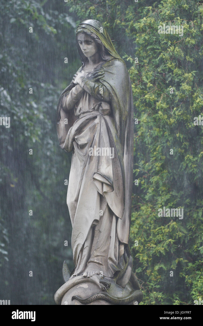 Statue de Notre Dame dans la cour de l'église Sainte-Anne Zabkowice Slaskie Basse Silésie Pologne Banque D'Images