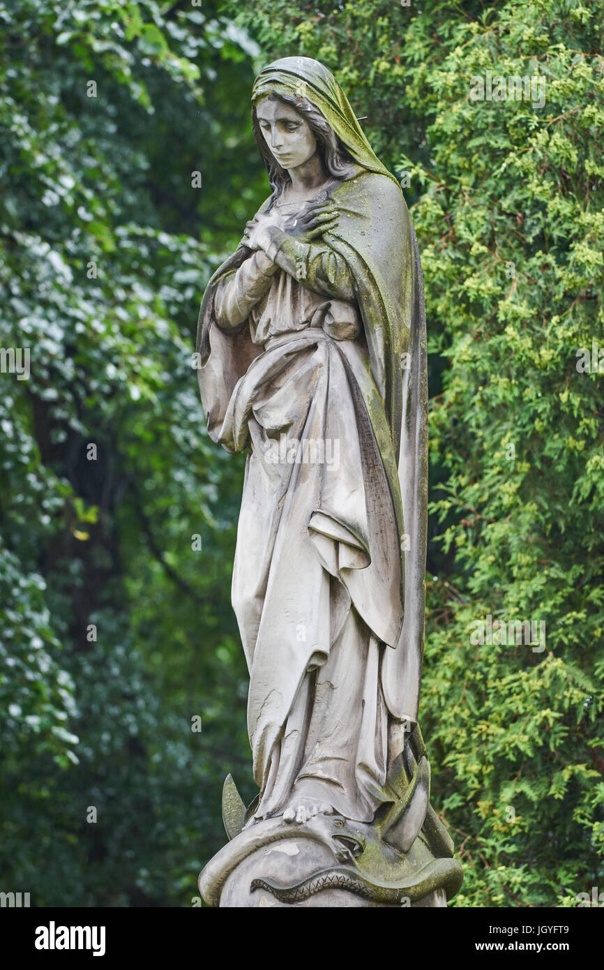 Statue de Notre Dame dans la cour de l'église Sainte-Anne Zabkowice Slaskie Basse Silésie Pologne Banque D'Images