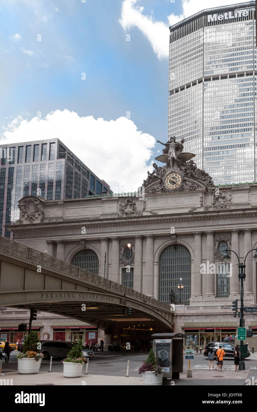 Pershing Square est l'intersection de Park Avenue et 42e rue, juste en face de la gare Grand Central Terminal de New York. Banque D'Images