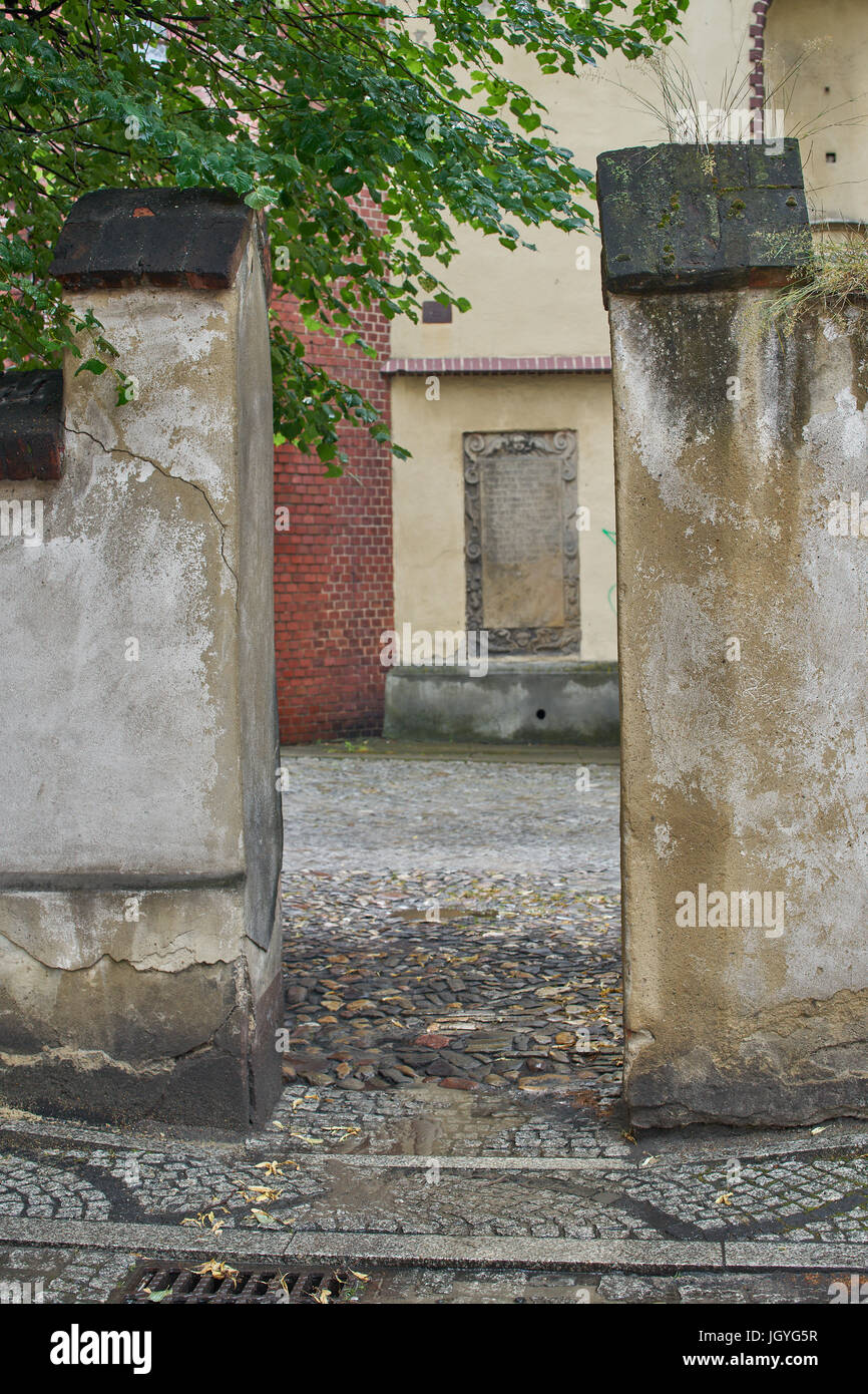 La porte dans le mur qui entoure l'église de Saint Anne Zabkowice Slaskie Basse Silésie Pologne Banque D'Images