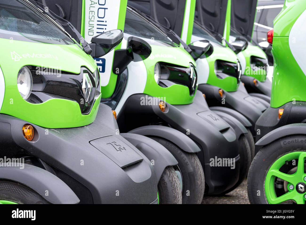 Twizys Renault d'Alesund, Norvège. eMobility La Renault Twizy est une pile électrique de siège 2 city car avec une portée maximale de 100 km. Banque D'Images