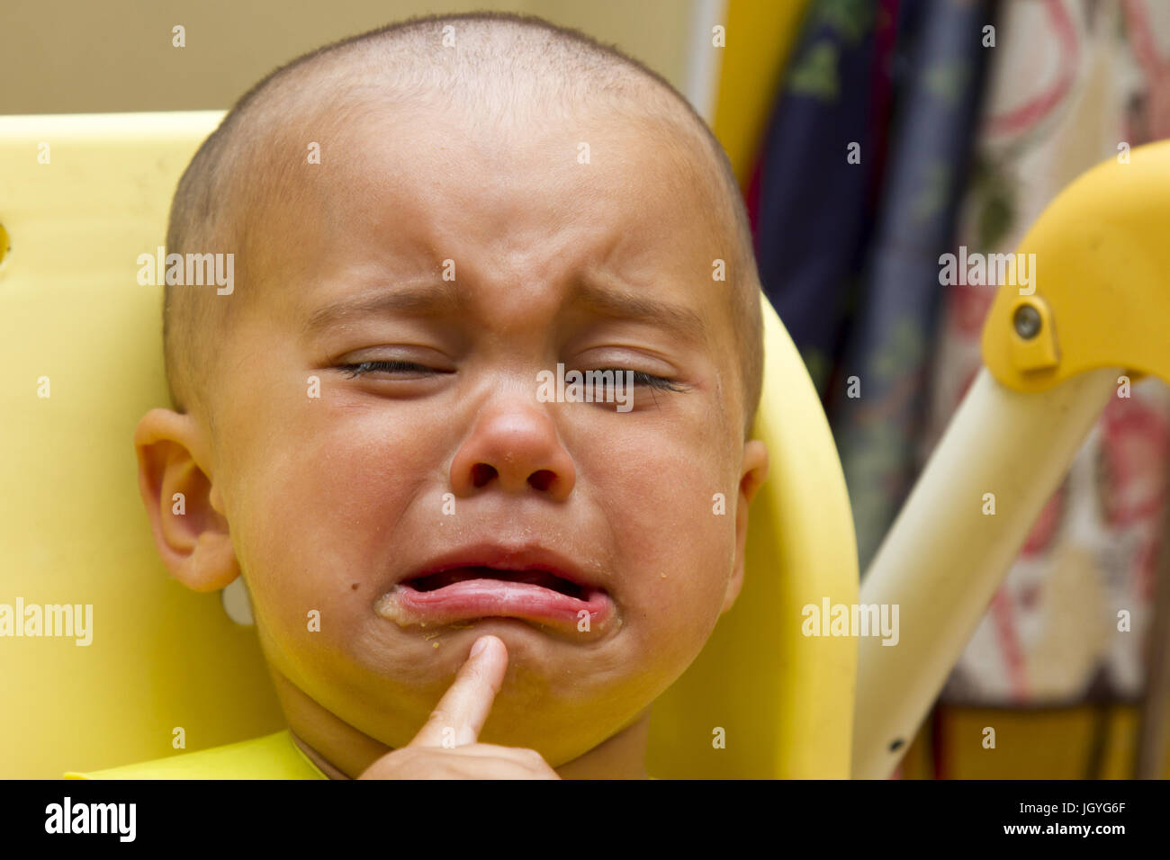 Bebe Nouveau Ne Assis Dans Une Chaise Haute De La Nourriture Souillee Coquine Crier Et Pleurer Il Ne Veut Pas Manger Photo Stock Alamy