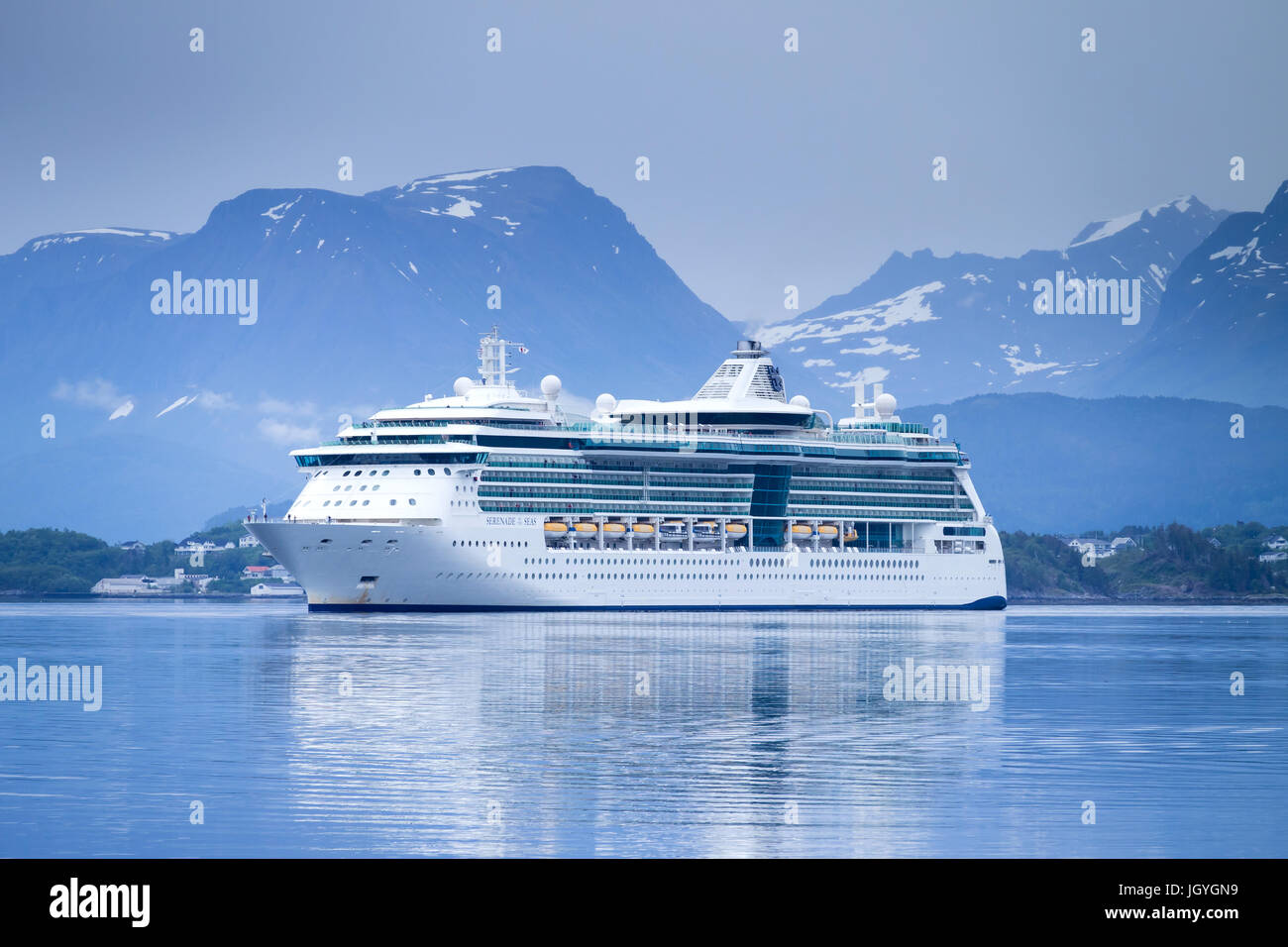 SERENADE OF THE SEAS Alesund entrant, un bateau de croisière, la classe Radiance qui est détenu et exploité par Royal Caribbean International Cruise line. Banque D'Images
