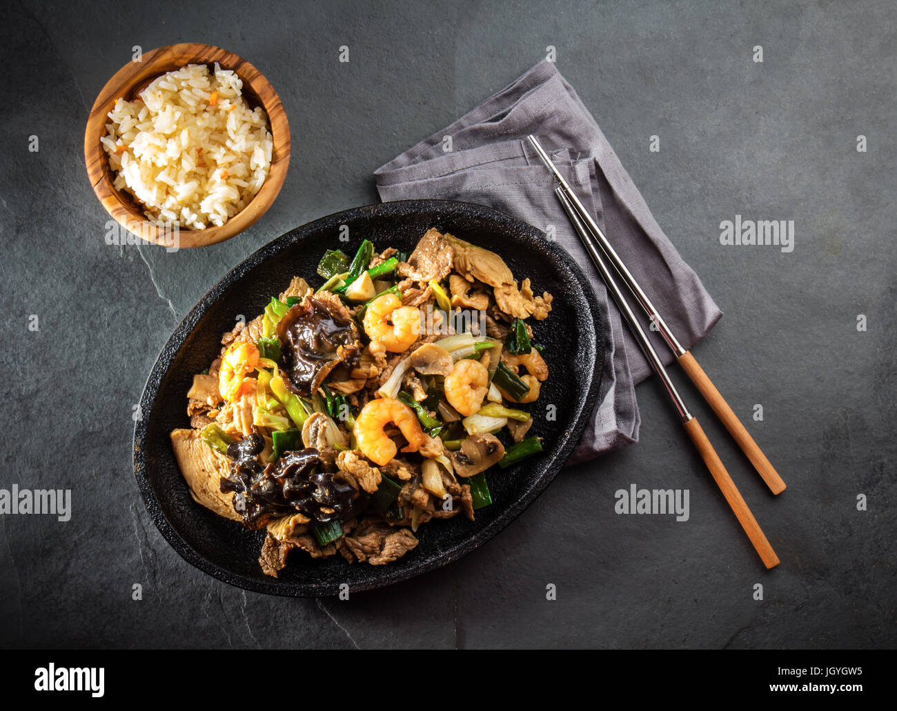 La cuisine chinoise. Pam te sao. Casserole de poêlée de boeuf, porc ...