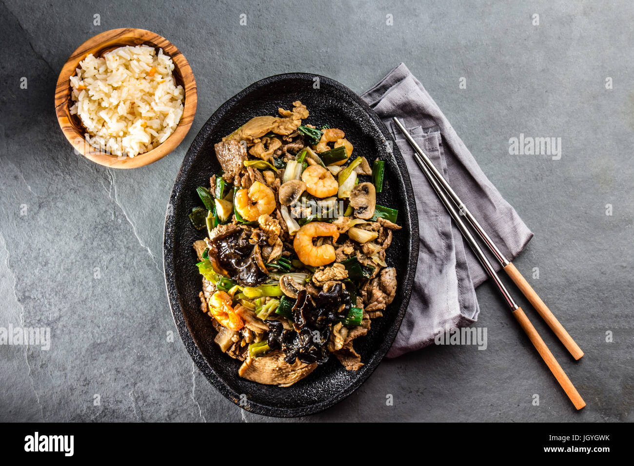 La cuisine chinoise. Pam te sao. Casserole de poêlée de boeuf, porc ...