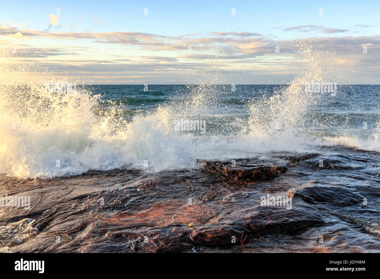 Le fracas des vagues sur le lac Supérieur à Pictured Rocks National Lakeshore, dans le nord de la péninsule du Michigan, à Munising Banque D'Images