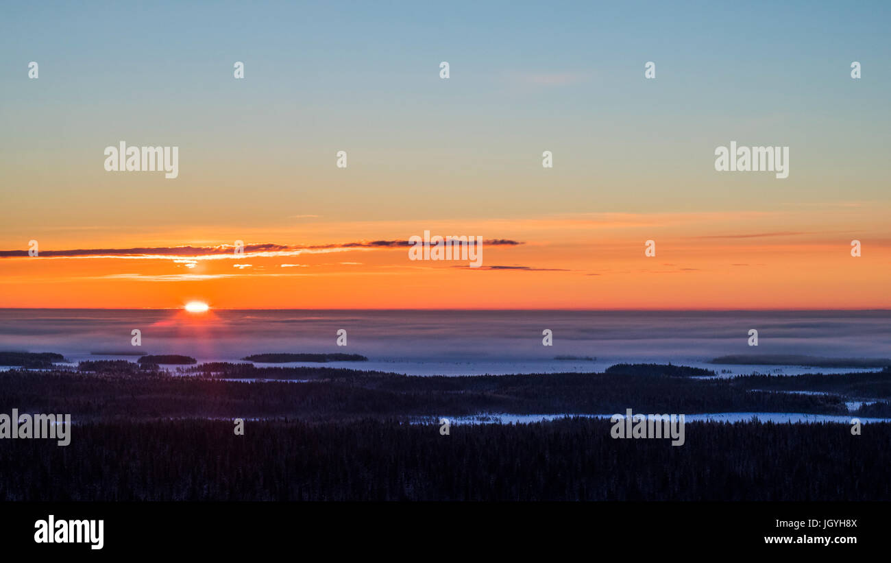 Lever du soleil d'hiver en Finlande Banque D'Images