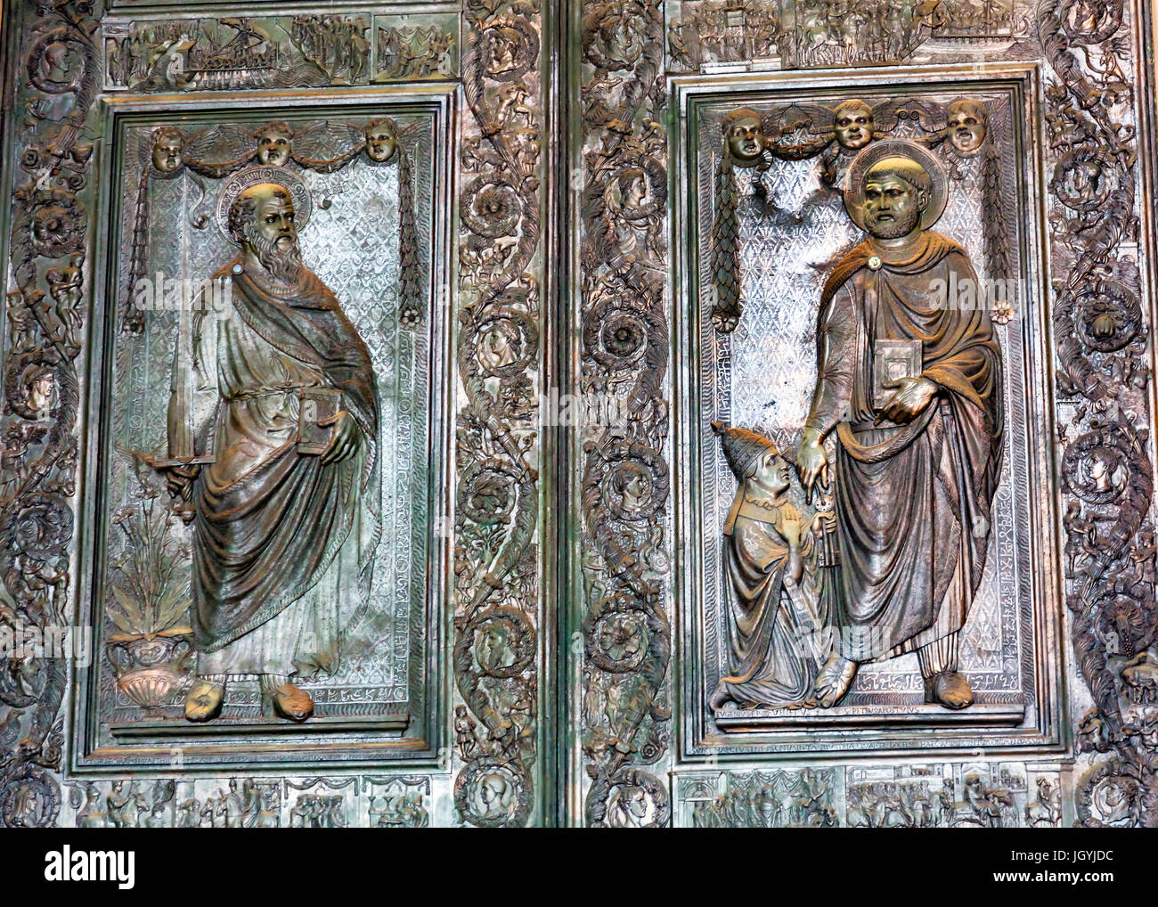 Saint Paul porte de bronze ornés de sculptures Saints du Vatican Rome Italie Banque D'Images