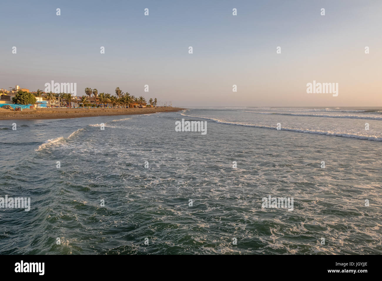 Huanchaco Plage et ville - Trujillo, Pérou Banque D'Images