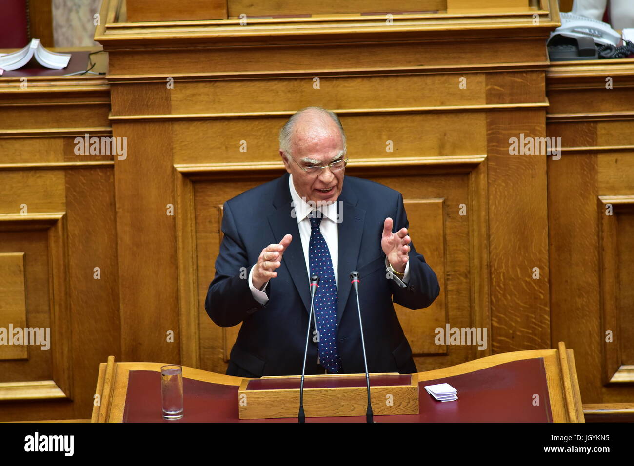 Athènes, Grèce. 11 juillet, 2017. Leventis Vasilios, Président du Parti de l'Union centrale, au cours de son discours à la Chambre des Députés hellénique concernant la question de Chypre. (Photo par Jean Karvountzis/Pacific Press) Credit : PACIFIC PRESS/Alamy Live News Banque D'Images