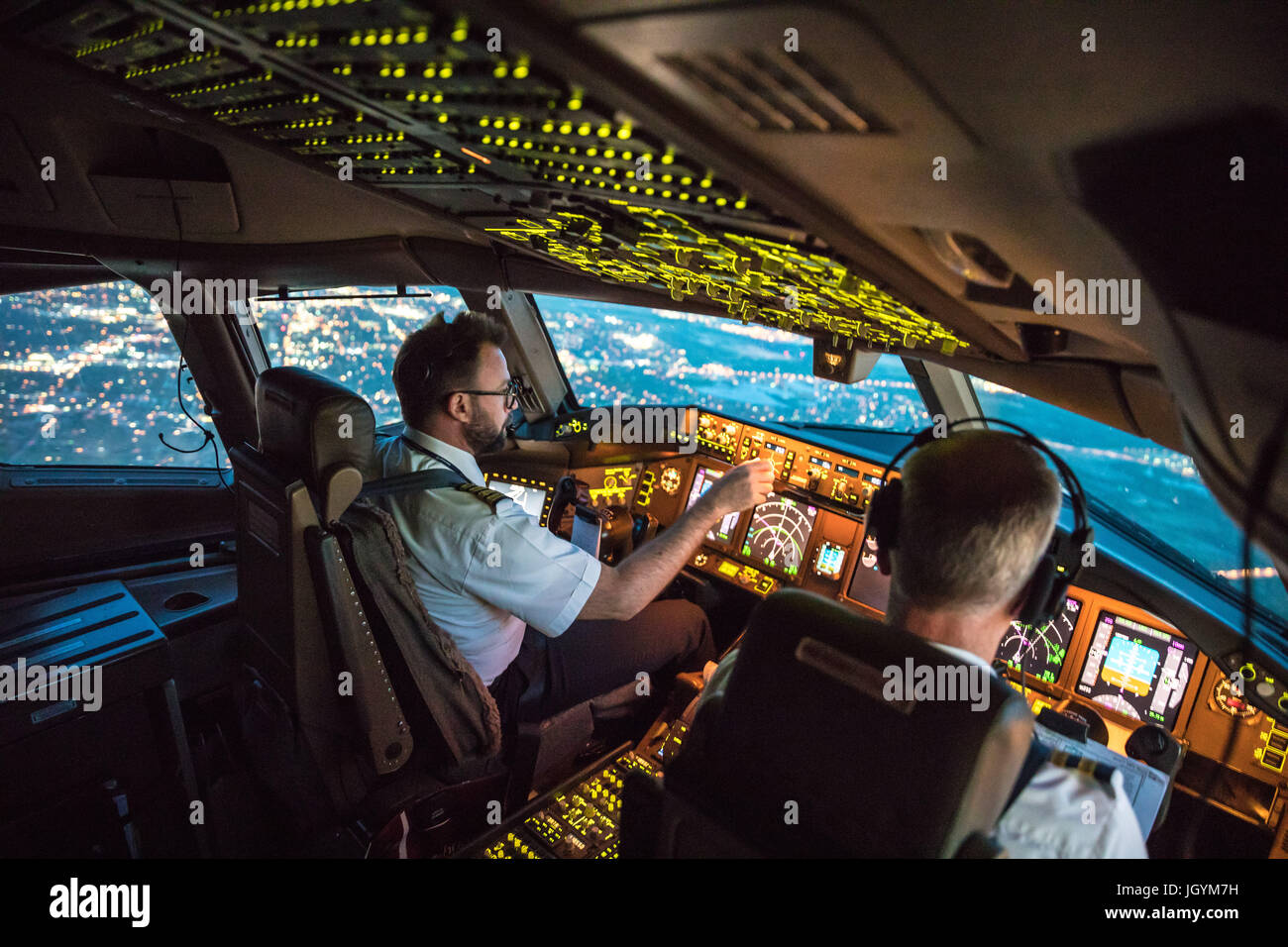 Deux pilotes au départ de Dallas Fort Worth Airport. La gestion des ressources de l'équipage, les deux travaillent ensemble. Dans l'arrière-plan des parties de Dallas Banque D'Images