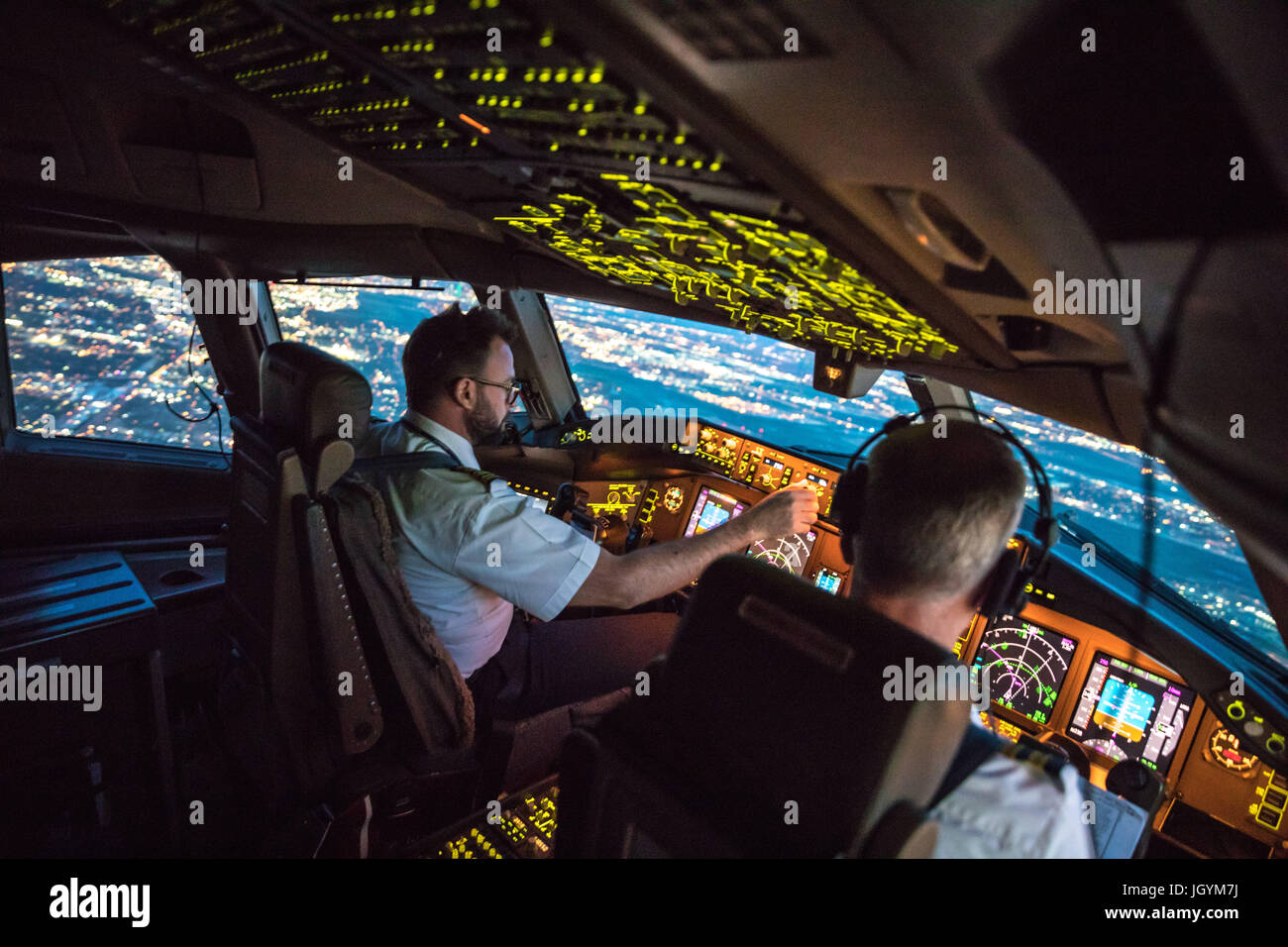 Deux pilotes au départ de Dallas Fort Worth Airport. La gestion des ressources de l'équipage, les deux travaillent ensemble. Dans l'arrière-plan des parties de Dallas Banque D'Images