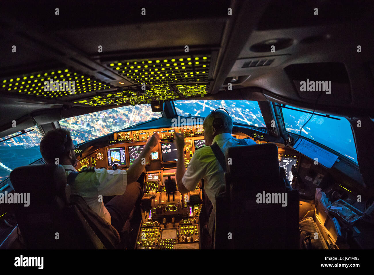 Deux pilotes au départ de Dallas Fort Worth Airport. La gestion des ressources de l'équipage, les deux travaillent ensemble. Dans l'arrière-plan des parties de Dallas Banque D'Images