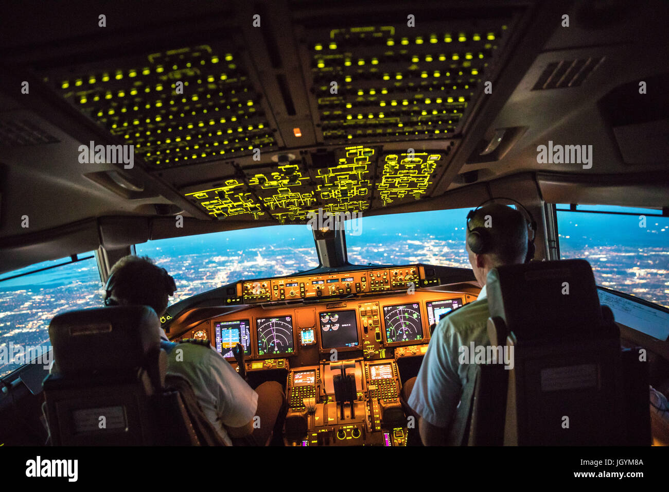 Deux pilotes au départ de Dallas Fort Worth Airport. La gestion des ressources de l'équipage, les deux travaillent ensemble. Dans l'arrière-plan des parties de Dallas Banque D'Images