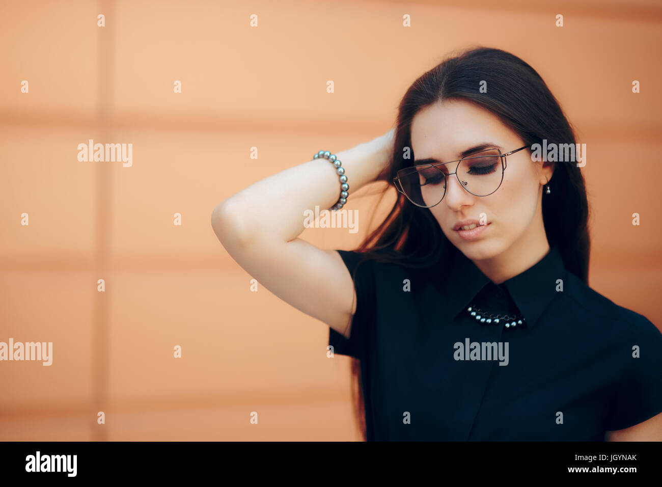 Élégant mode femme avec des lunettes et accessoires pearl Banque D'Images