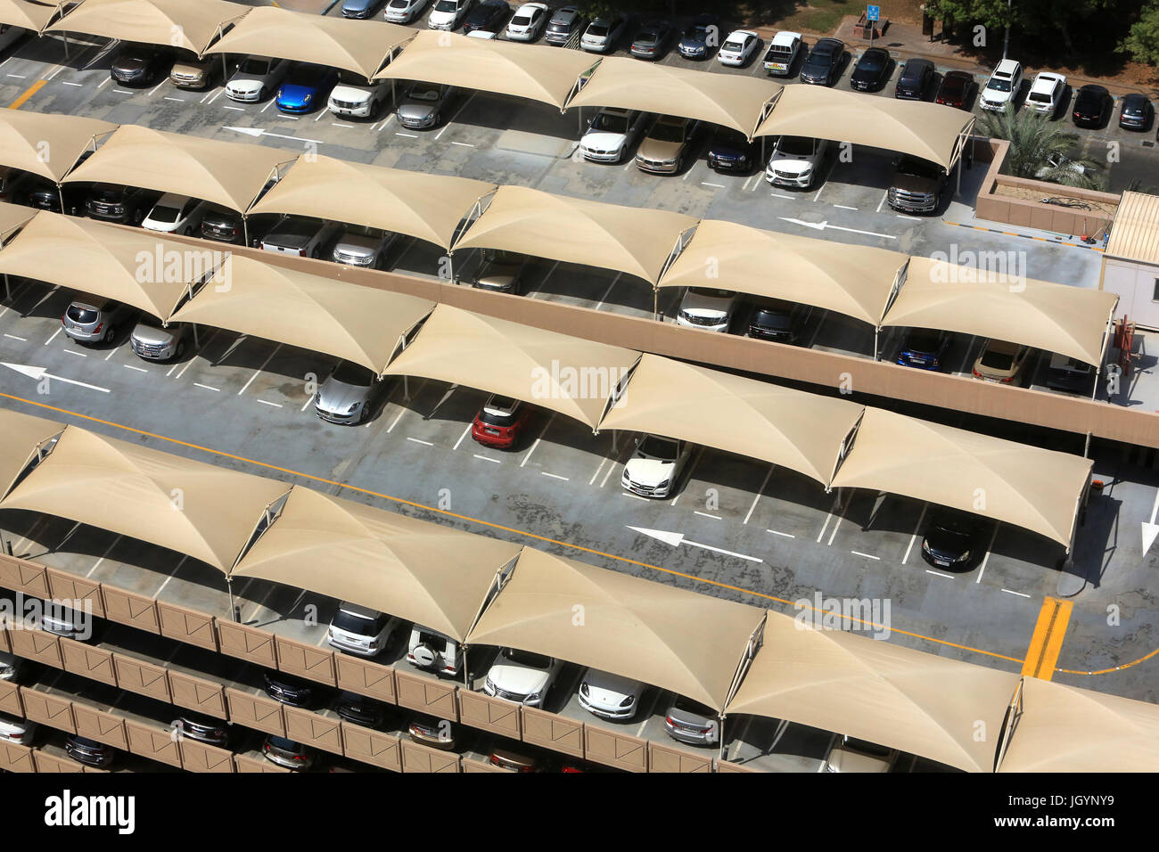 Parking sur plusieurs étages. Émirat d'Abu Dhabi. Banque D'Images