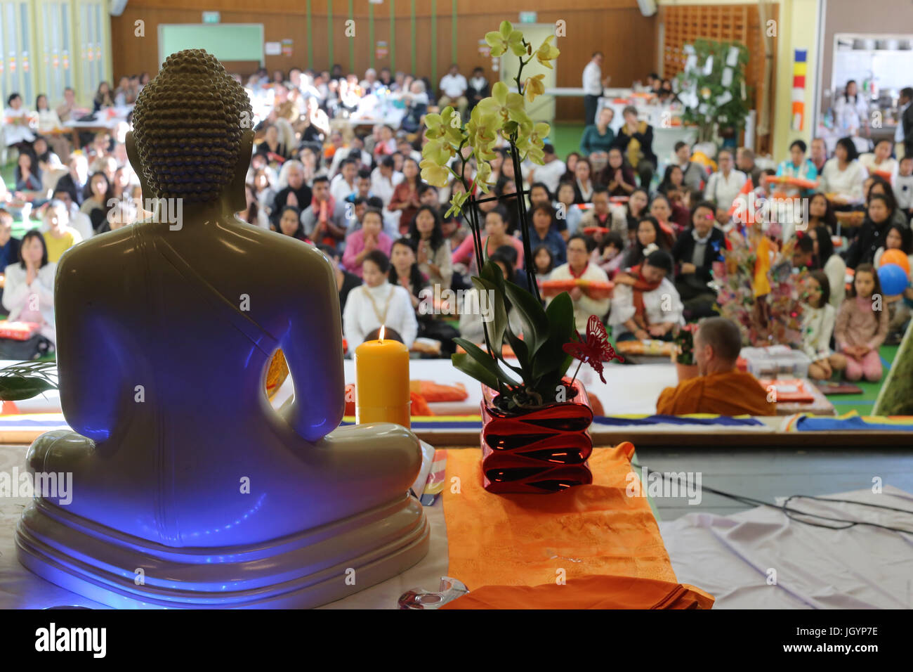 Cérémonie Kathina : la robe à l'épargne et d'autres nécessités de la sangha monastique. Genève. La Suisse. Banque D'Images