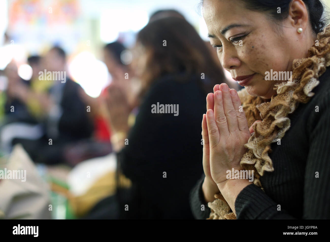 Cérémonie Kathina : la robe à l'épargne et d'autres nécessités de la sangha monastique. Genève. La Suisse. Banque D'Images