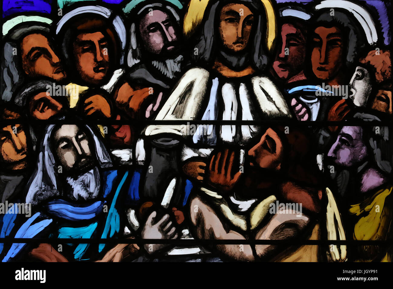 L'église Saint-Joseph. Vitrail. La dernière Cène. Le dernier repas que Jésus a partagé avec ses Apôtres à Jérusalem avant sa crucifixion. G Banque D'Images L'église Saint-Joseph. Vitrail. La dernière Cène. Le dernier repas que Jésus a partagé avec ses Apôtres à Jérusalem avant sa crucifixion. G Banque D'Images