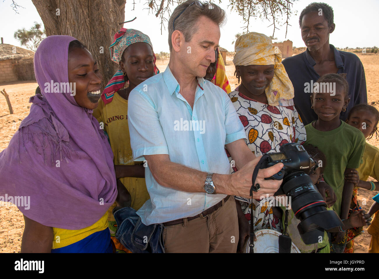 Photographe montrant des photos sur son appareil photo. Le Sénégal. Banque D'Images