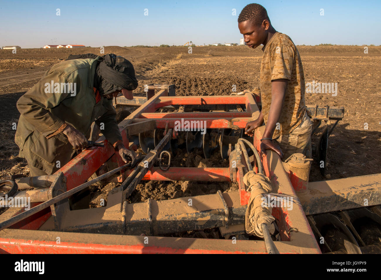 Mechanic repairing le matériel agricole. Le Sénégal. Banque D'Images
