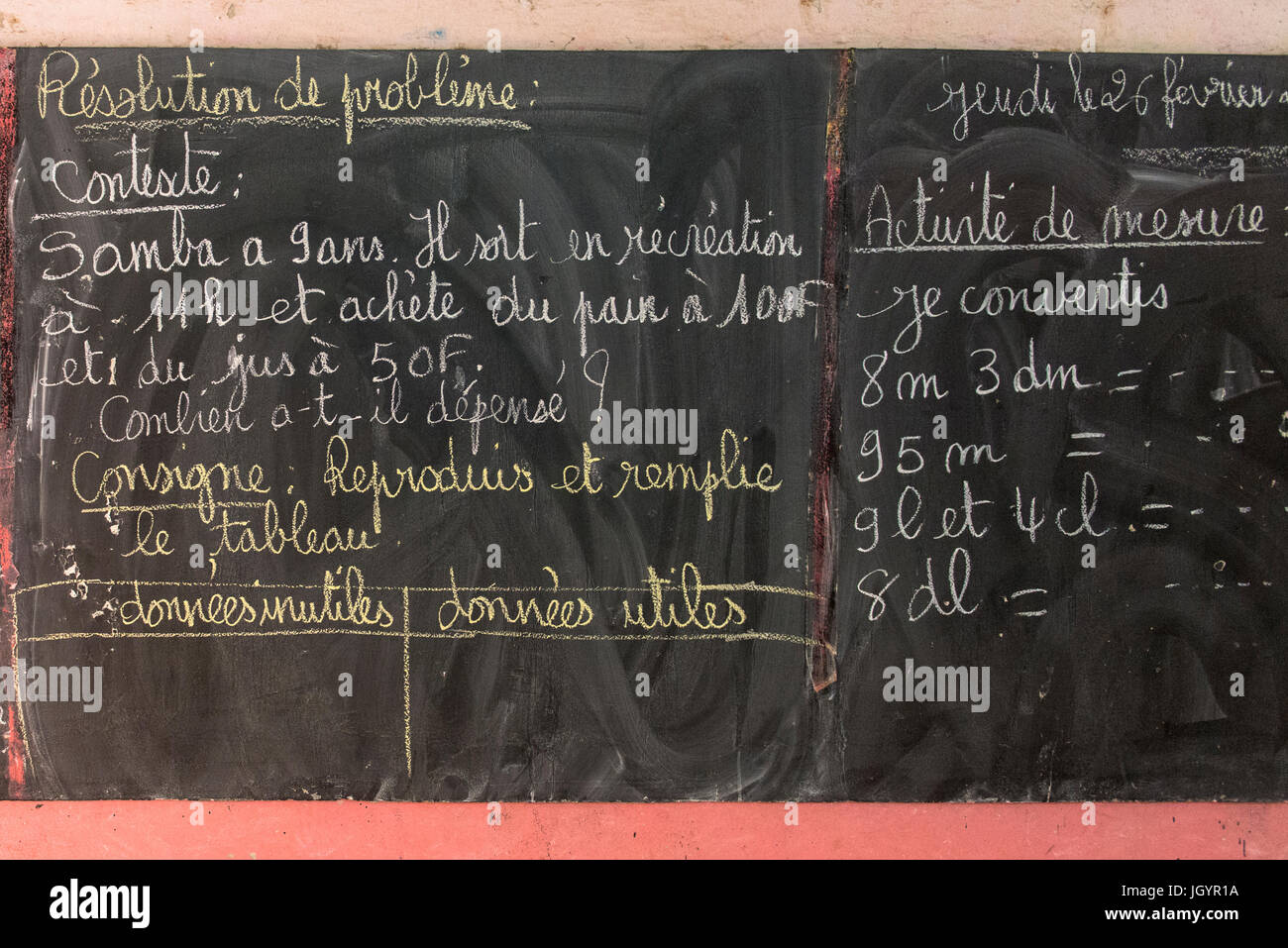 Tableau noir en classe africaine. Le Sénégal. Banque D'Images