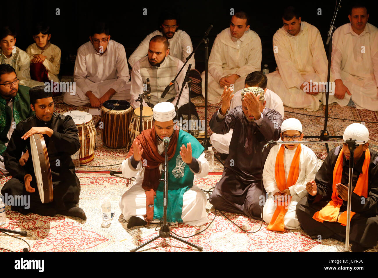 Grand Mawlid de Paris rassemblement soufi et de célébration. Shuaib Mushtaq Qawal musiciens (Inde/Pakistan). La France. Banque D'Images