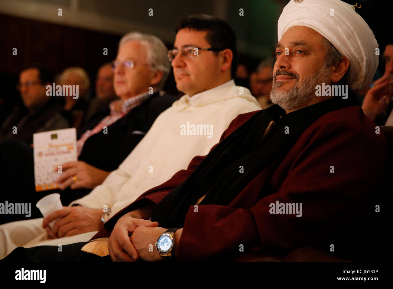 Grand Mawlid de Paris rassemblement soufi et de célébration. Cheikh naqshbandi Bahauddin Adil (musulmane) assis avec le Frère Alberto Ambrosio (République dominicaine). Fra Banque D'Images