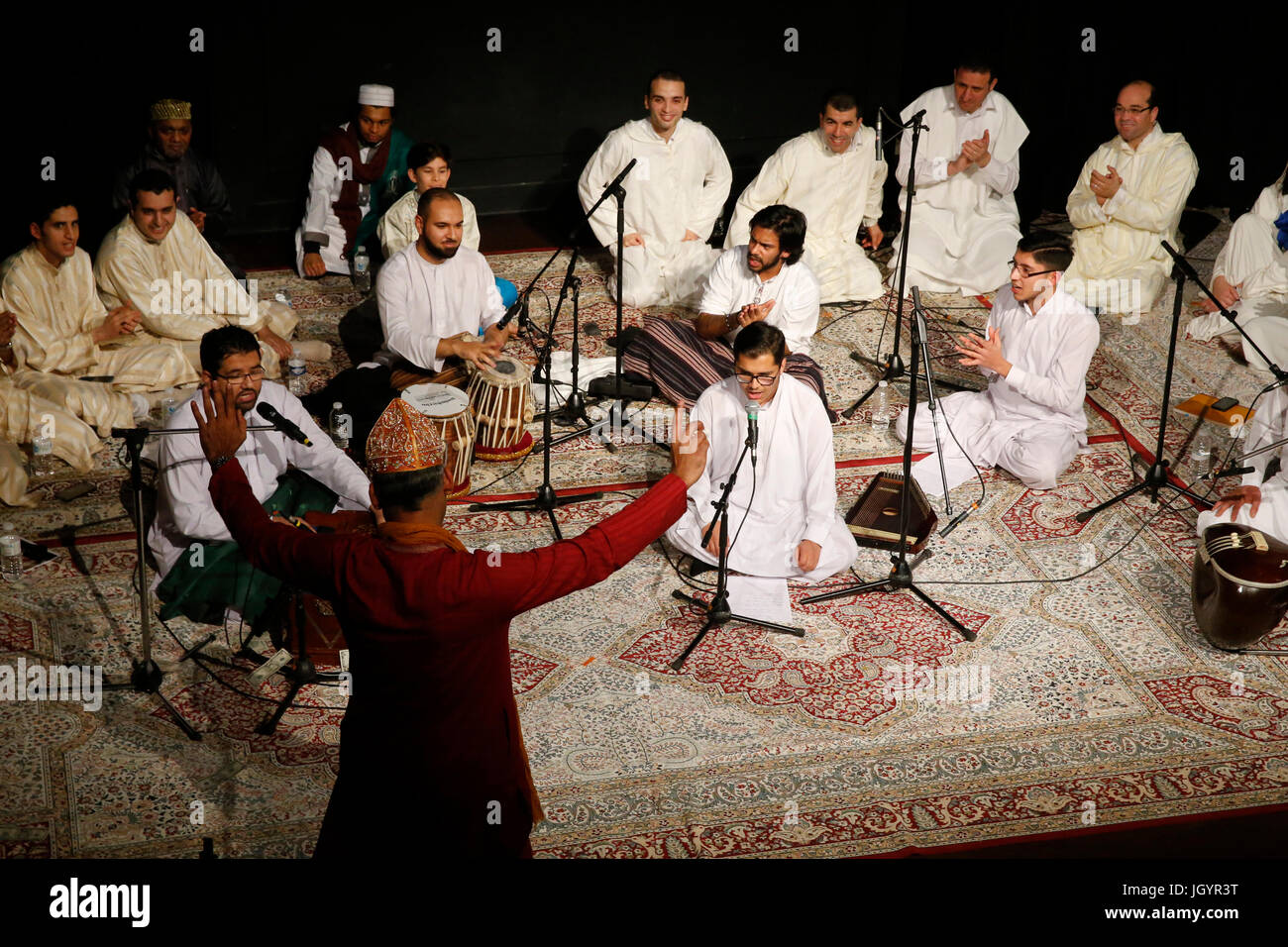 Grand Mawlid de Paris rassemblement soufi et de célébration. Danse soufie Chisti indien en face de groupe sunnite Khanqa (Maurice). La France. Banque D'Images