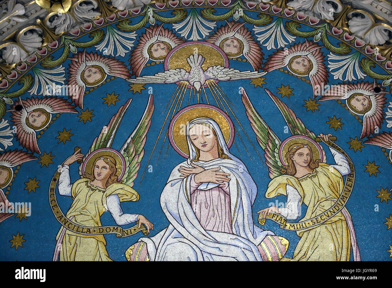 Basilique Notre-Dame de Fourvière. Mosaïque de Marie et le Saint-Esprit. Lyon. La France. Banque D'Images