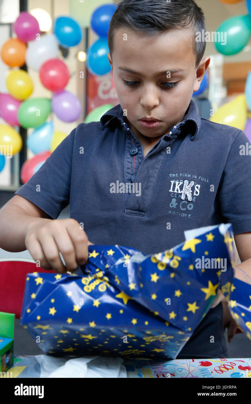 Garcon De 10 Ans Deballer Un Cadeau D Anniversaire La France Photo Stock Alamy