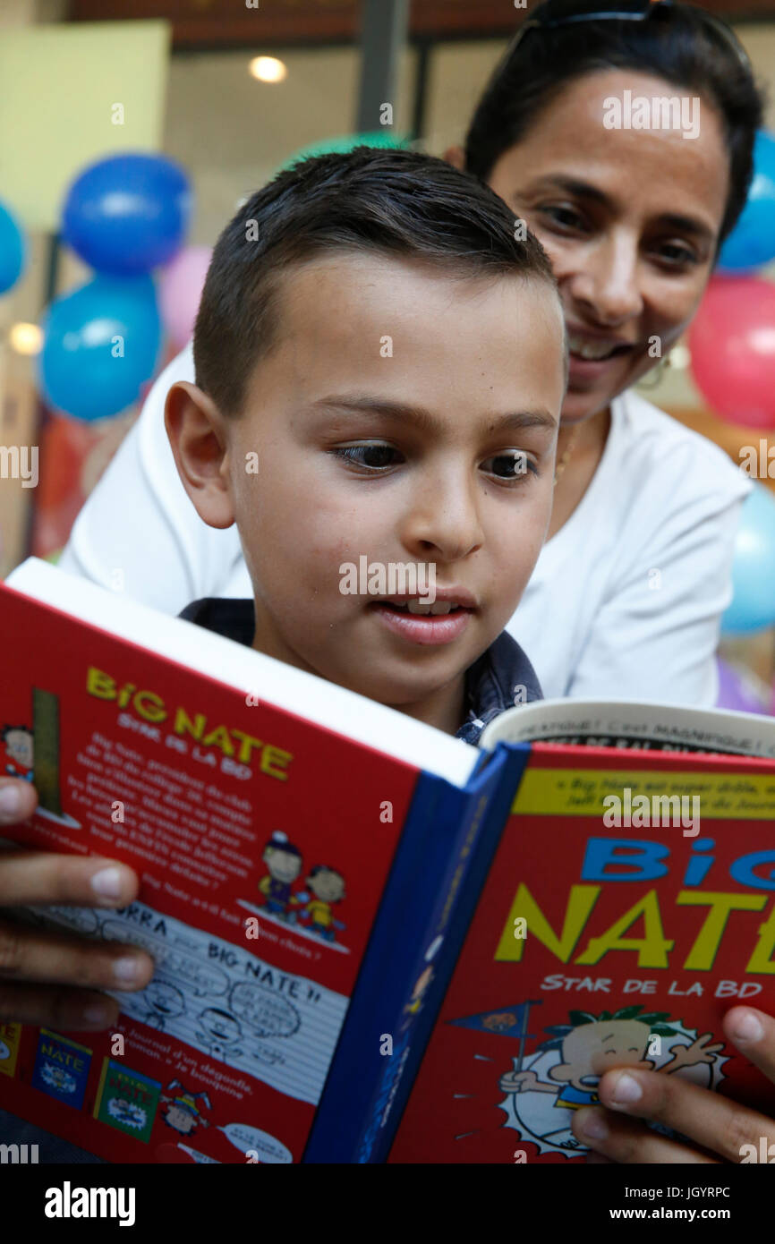 10-year-old boy reading avec sa mère. La France. Banque D'Images