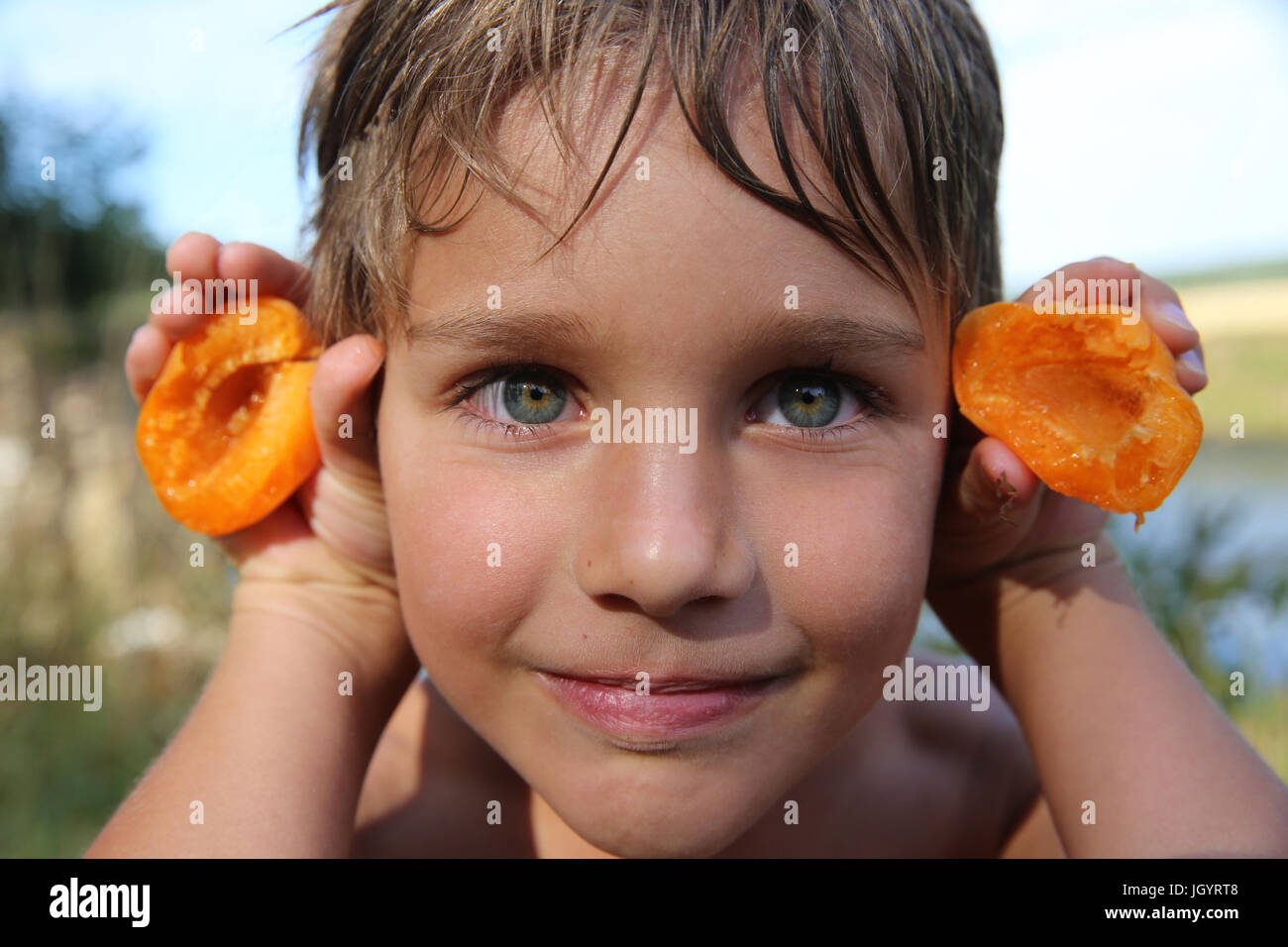 Boy making faces. La France. Banque D'Images