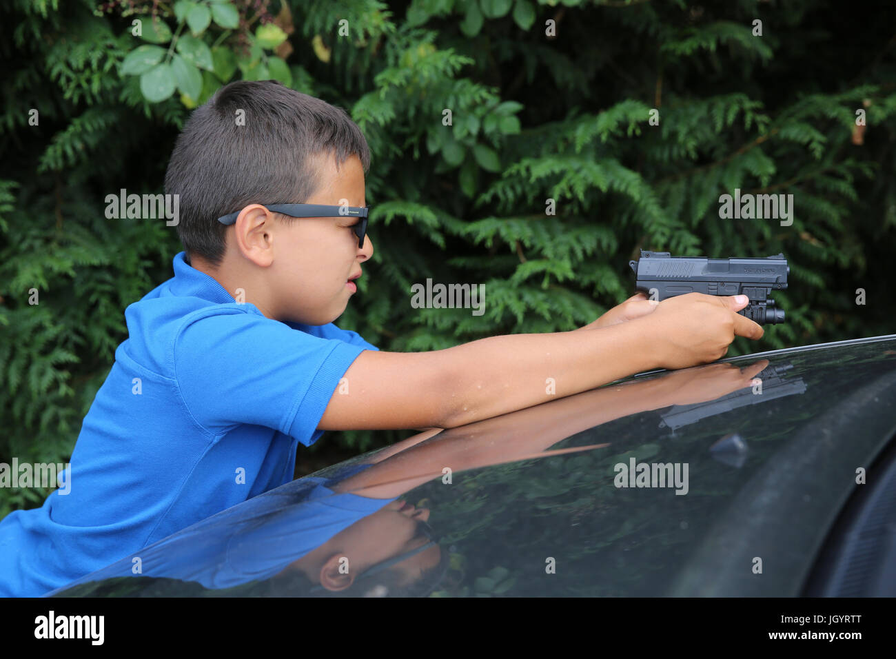 Garçon jouant avec une arme-jouet. La France. Banque D'Images