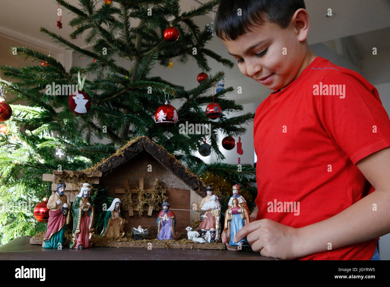 Garçon de 10 ans portant une crèche de Noël. La France. Banque D'Images